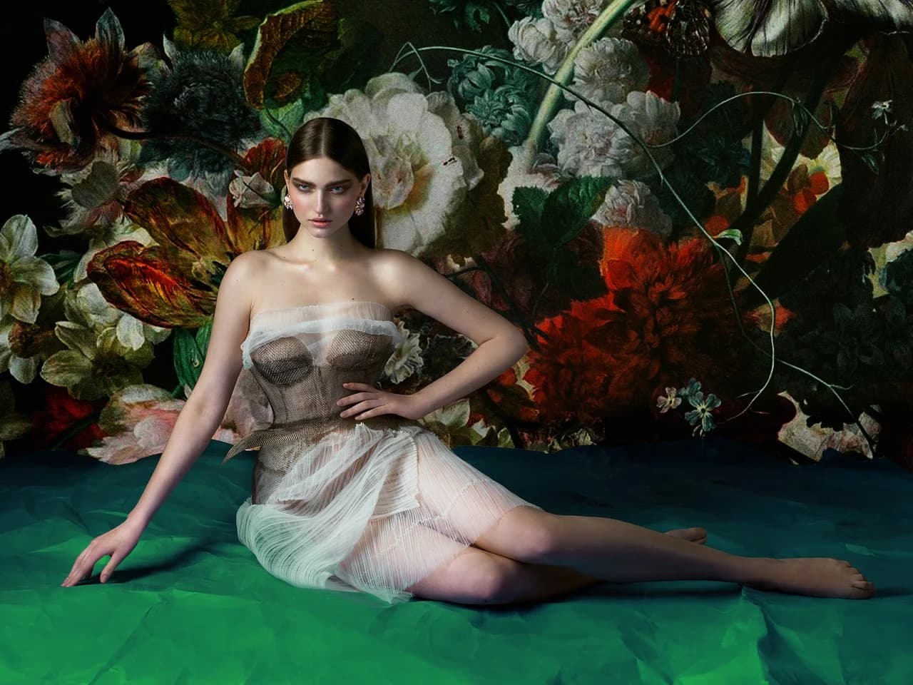 Model in hellem Kleid vor einer opulenten floralen Kulisse