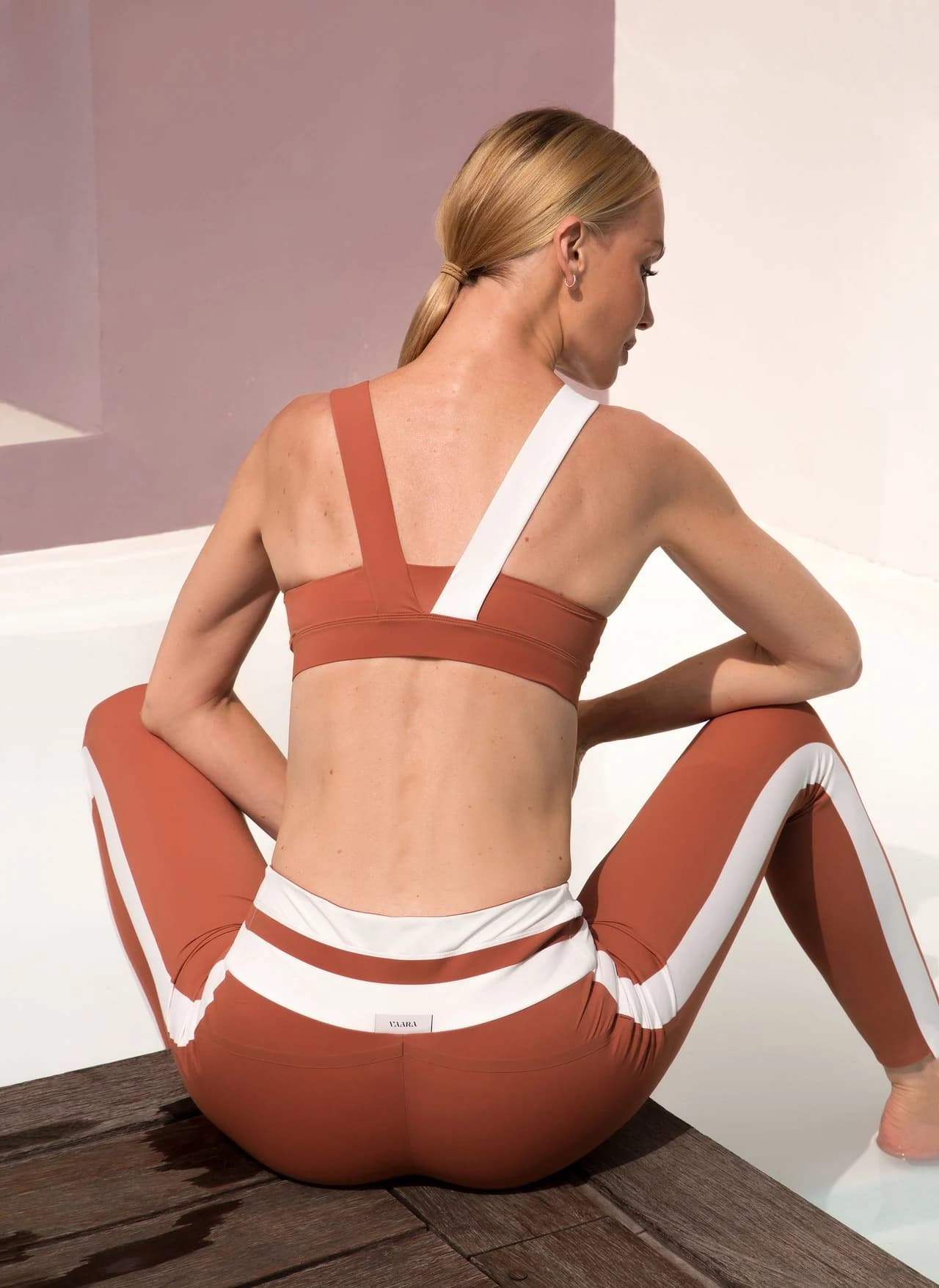 Vaara Activewear in natürlicher Umgebung