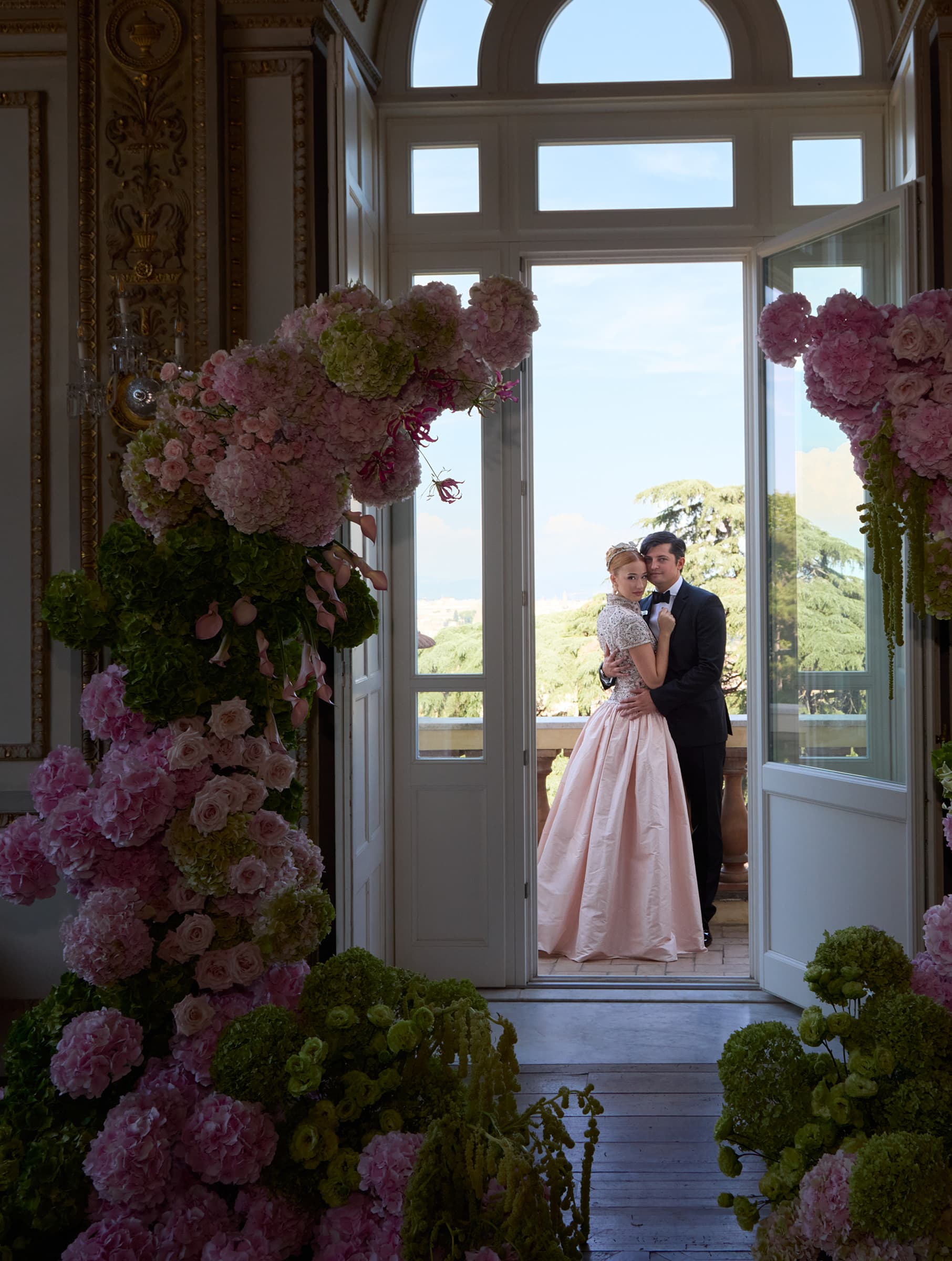 Alaia und Marian vor dem blumengeschmückten Fenster der Villa Aurelia in Rom