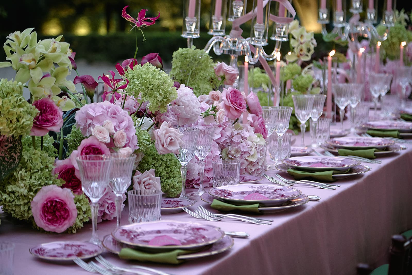Blumenschmuck und Gläser auf der Hochzeitstafel