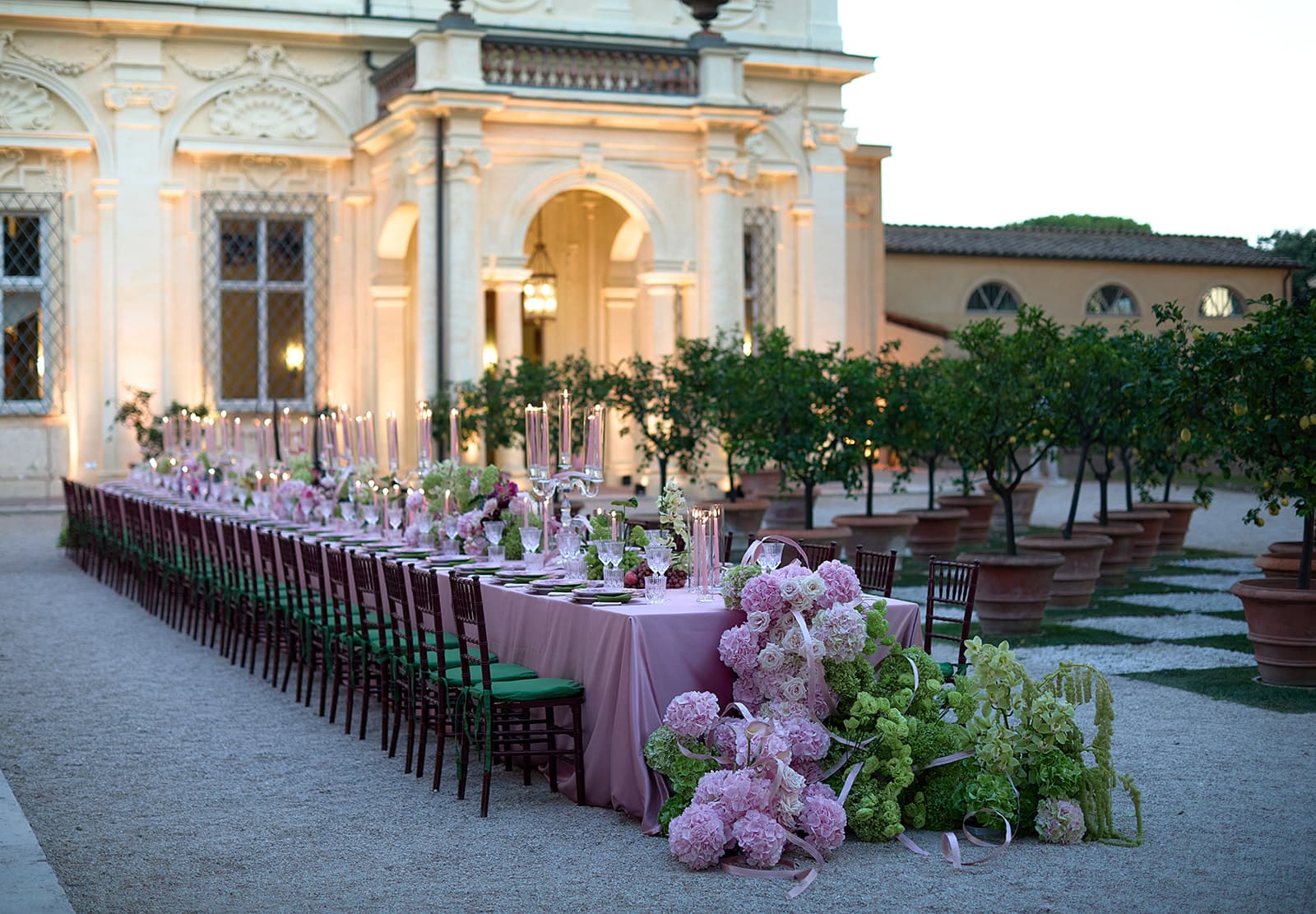 Villa Aurelia und die gedeckte Tafel im Garten