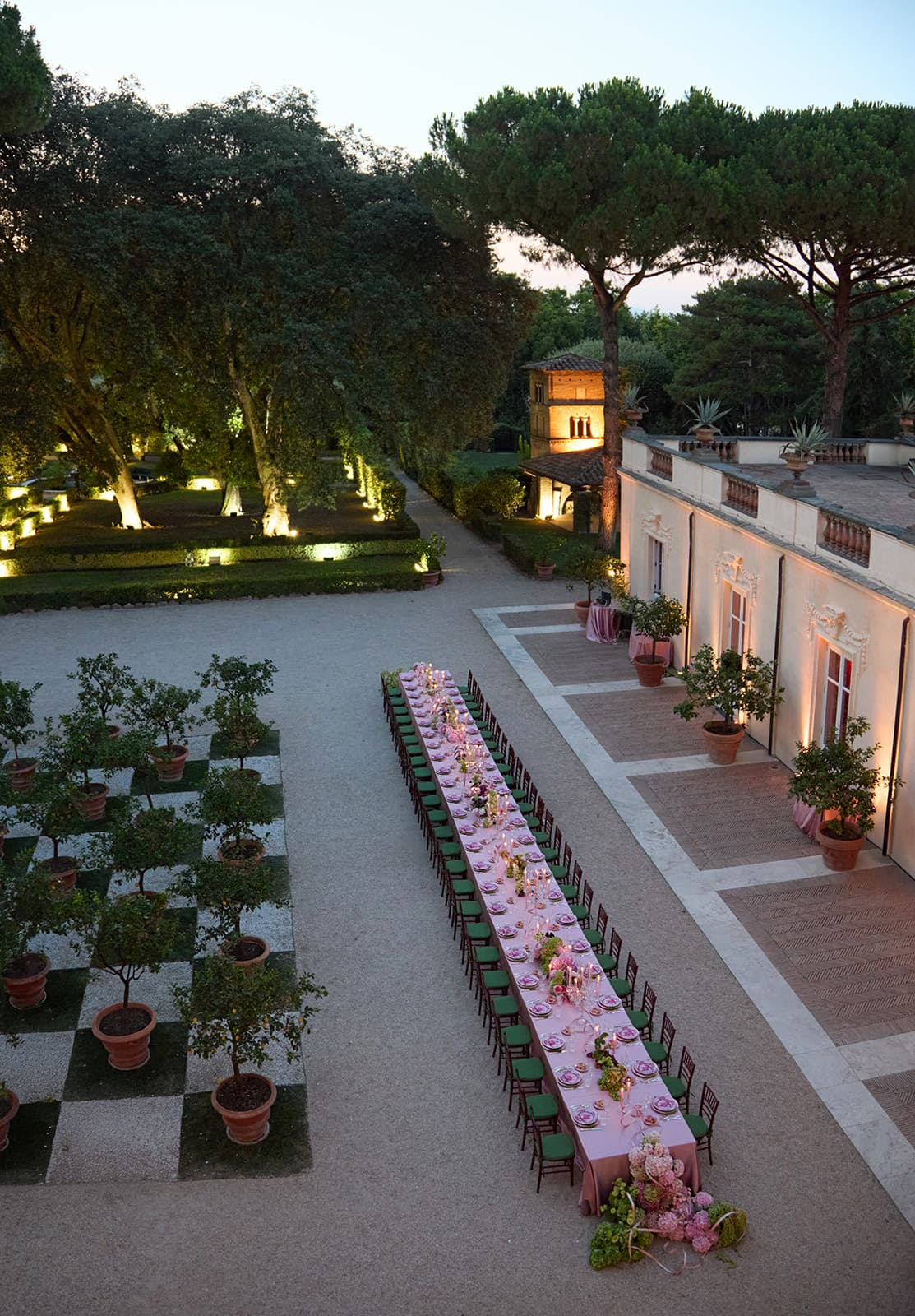 Die lange Hochzeitstafel im Garten in der Abenddämmerung