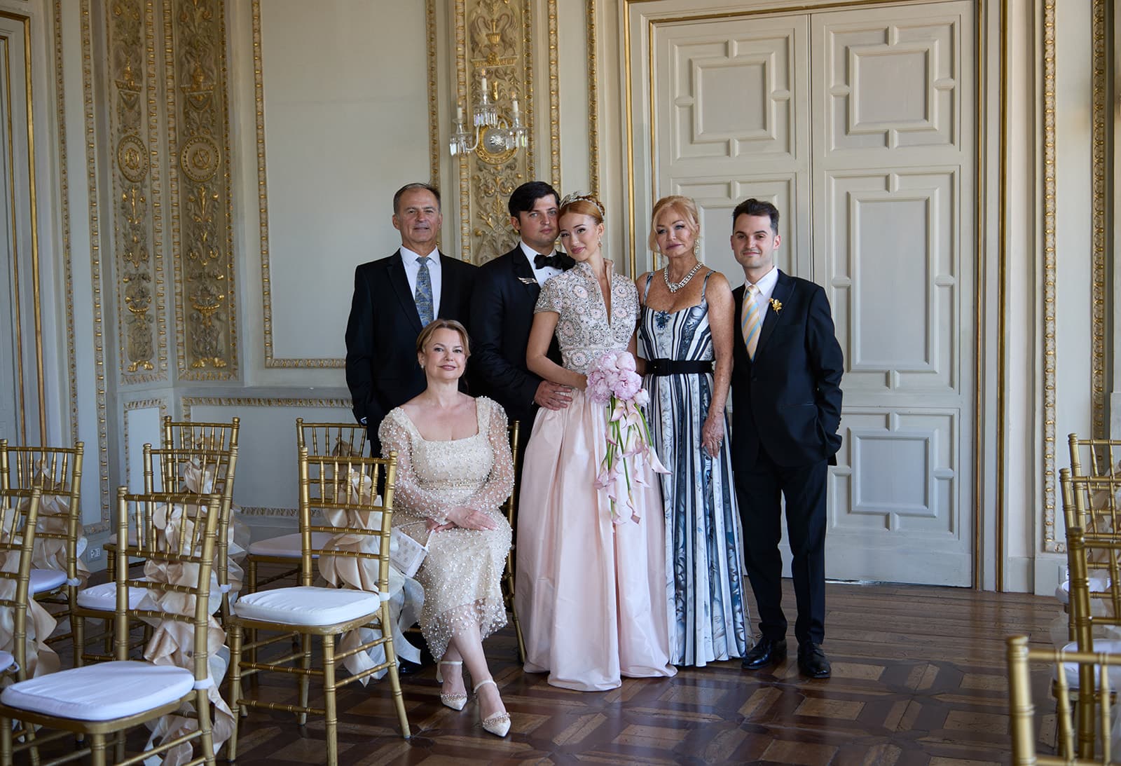 Alaia und Marian beim Gruppenporträt mit ihrer Familie
