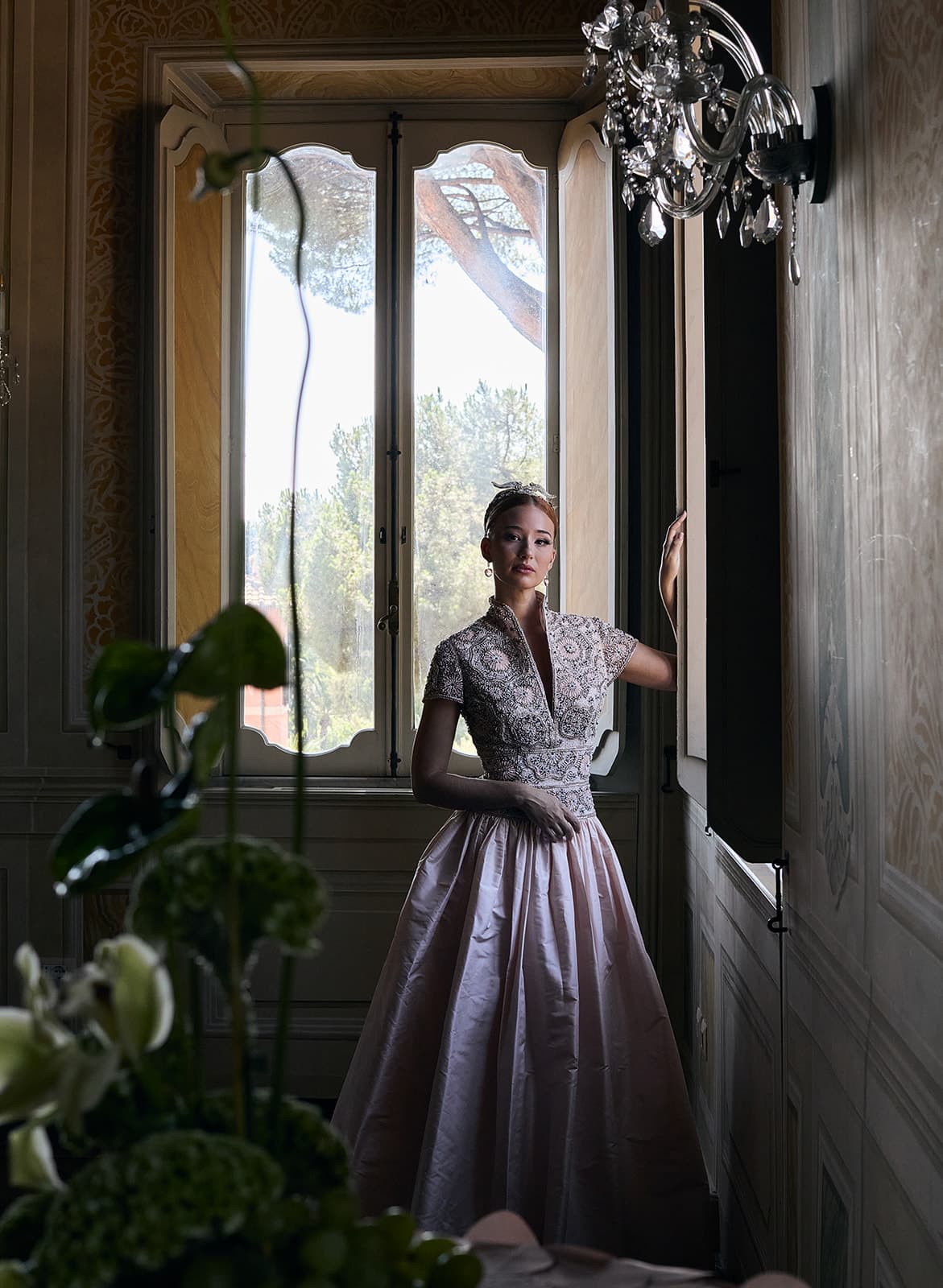Brautporträt von Alaia am verzierten Fenster