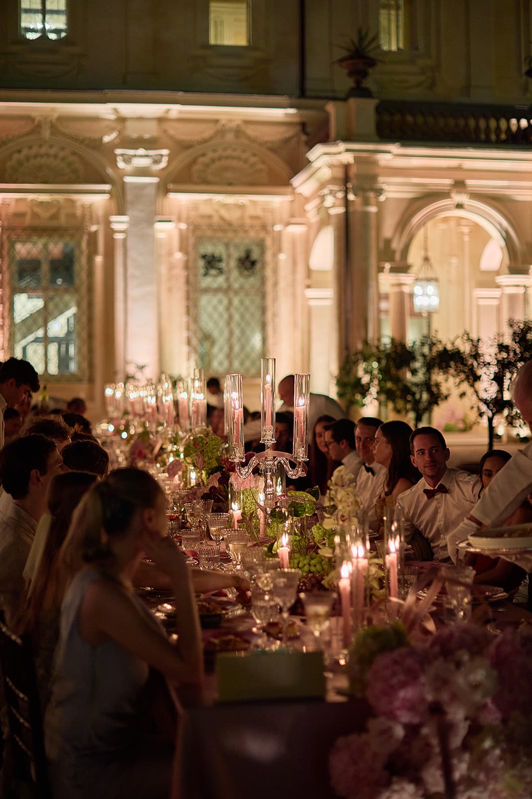 Hochzeitsessen vor der beleuchteten Villa Aurelia