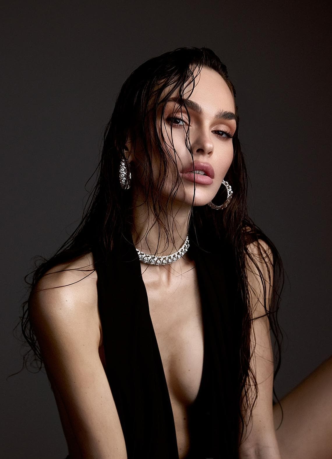 Ivana Essl mit Orlov-Collier und Creolen, fotografiert in Dubai