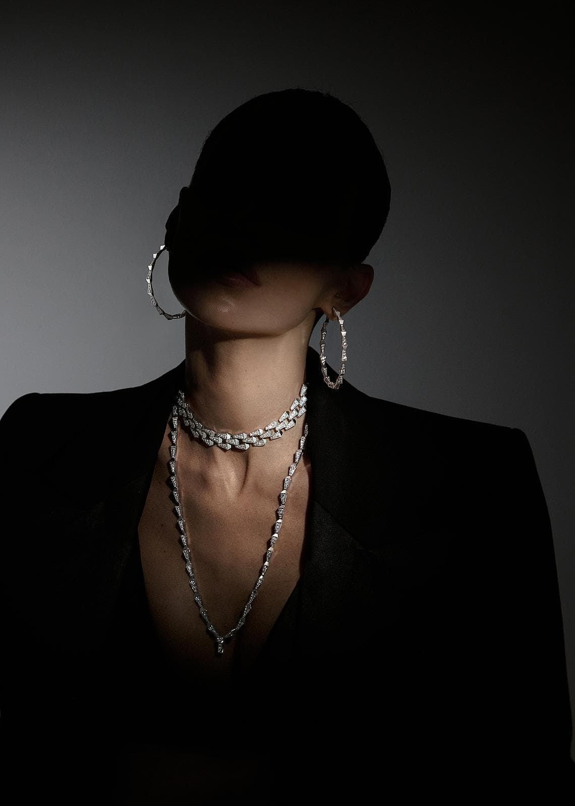 Orlov-Colliers und Creolen zu schwarzem Blazer und Hut